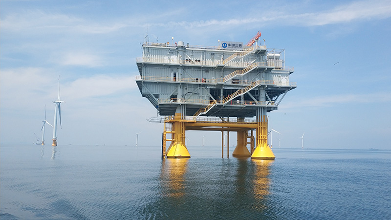 Eine Offshore-Windkraftanlage von Three Gorges New Energy Dalian Power Generation Co. Ltd (Dalian Company)