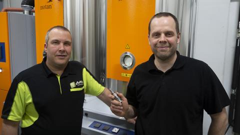 L'entrepreneur Markus Wickholm de chez MaWi Automation Oy et Antti Heikkilä, responsable technique chez Eino Korhonen Oy, en possession du transmetteur de point de rosée DMT143 de Vaisala.