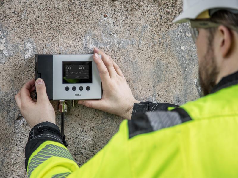Wall installation: Vaisala’s intrinsically safe HMT370EX is ideal for hazardous areas up to zone 0 and 20. 