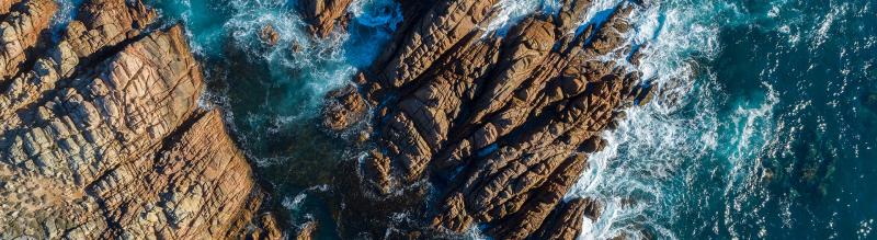 Large waves that crash into the sea cliffs